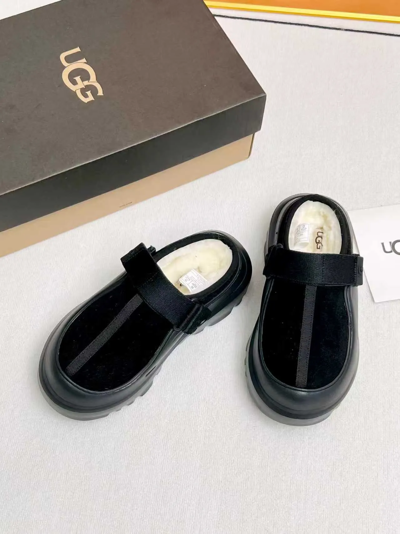 p500🐮🐮 (same style for men and women) UGG 2025 new small potato, half drag and one kick to unlock the relaxed feeling, lightweight and thin sole, always light and fashionable, casually stepping out of the new style, it feels very UGG, classic suede with soft wool lining insole, rubber foam outsole, hot stamped logo ✅Color: bright green, bright yellow, maroon, black ✅Number of codes: 35 to 45 (synchronized with the official website)